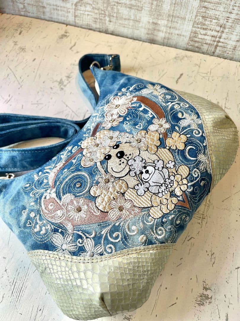 ロラライハリス♡ライトブルーWデニム本革コラボ♡刺繍の三日月ショルダーバッグ♡