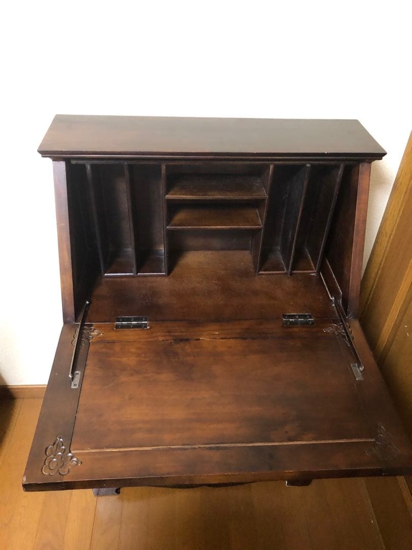 木製キャビネット ライティングビューロー　彫刻デザイン 引き出し付き