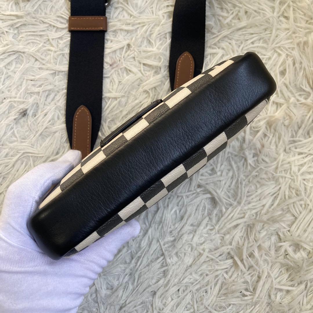 チェッカー クロスボディー C6775 チョーク×ブラック カメラバッグ 白 黒