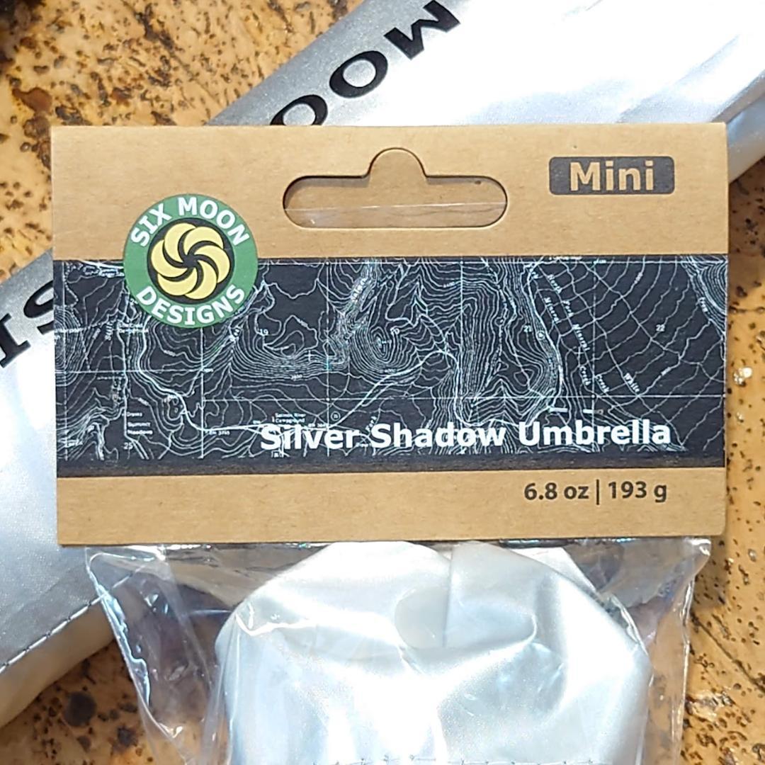 山は秋冬も紫外線が強い　シックスムーンデザインズ　カーボン　折りたたみ傘　特価