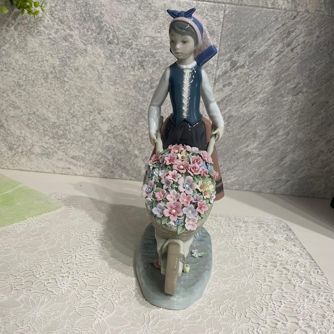 さら様　リヤドロ　LLADRO 花屋の姉妹シリーズ［花集め] [花車を押す少女]