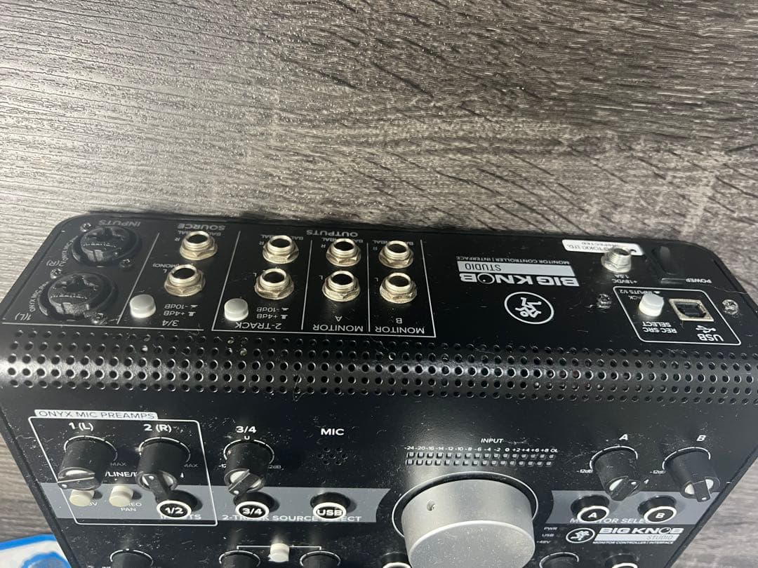 ピンクの猫 Mackie Big Knob Studio