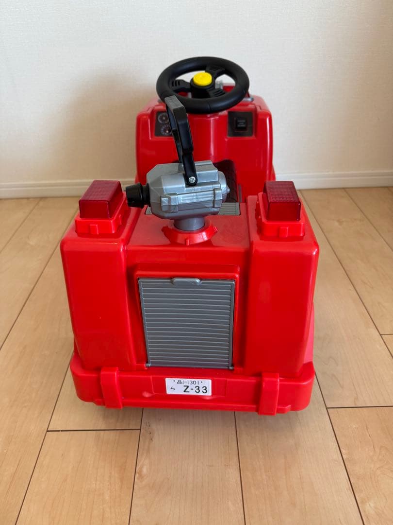 電動乗用車　消防車　消防士コスチューム付き　仮装　トイザらス　運転できる