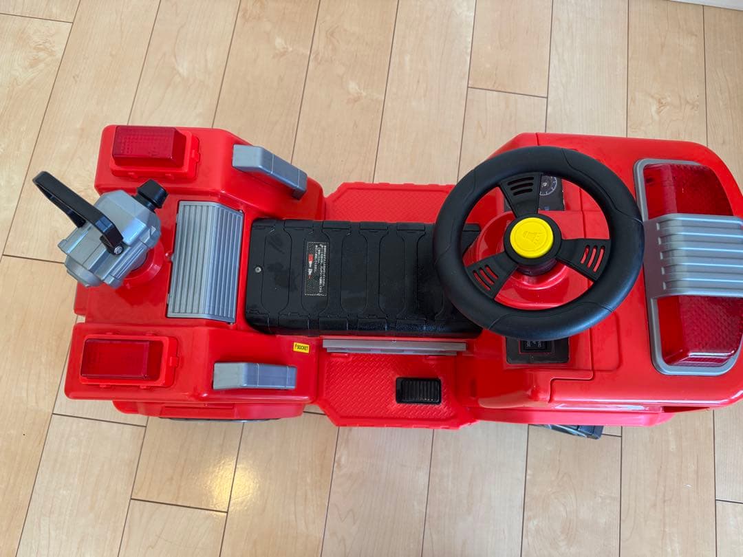 電動乗用車　消防車　消防士コスチューム付き　仮装　トイザらス　運転できる