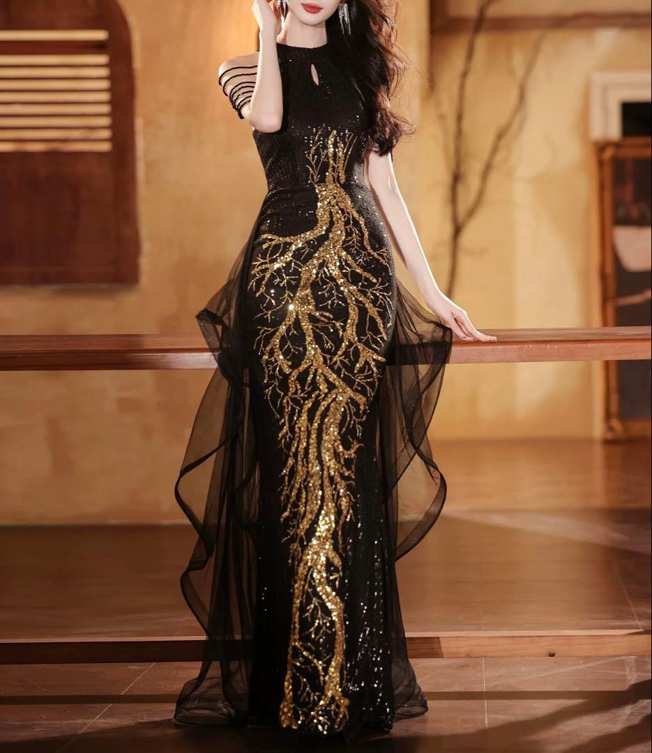 ゴールドのデザインにスカートのフリルがゴージャスなドレス