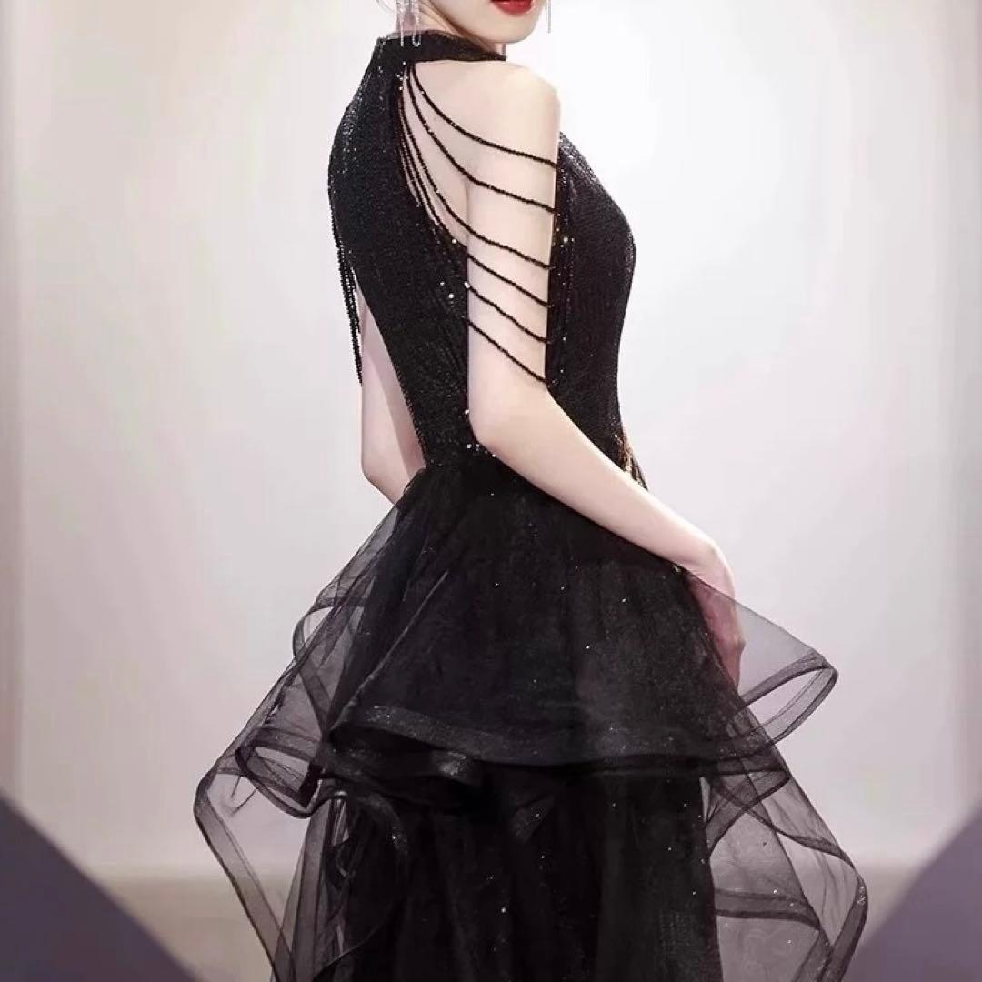 ゴールドのデザインにスカートのフリルがゴージャスなドレス