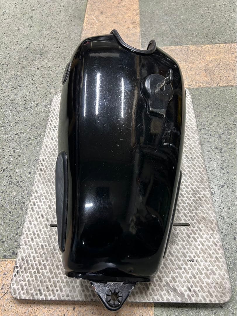 ヤマハ　SR400 1JR 純正タンク　凹み箇所あり