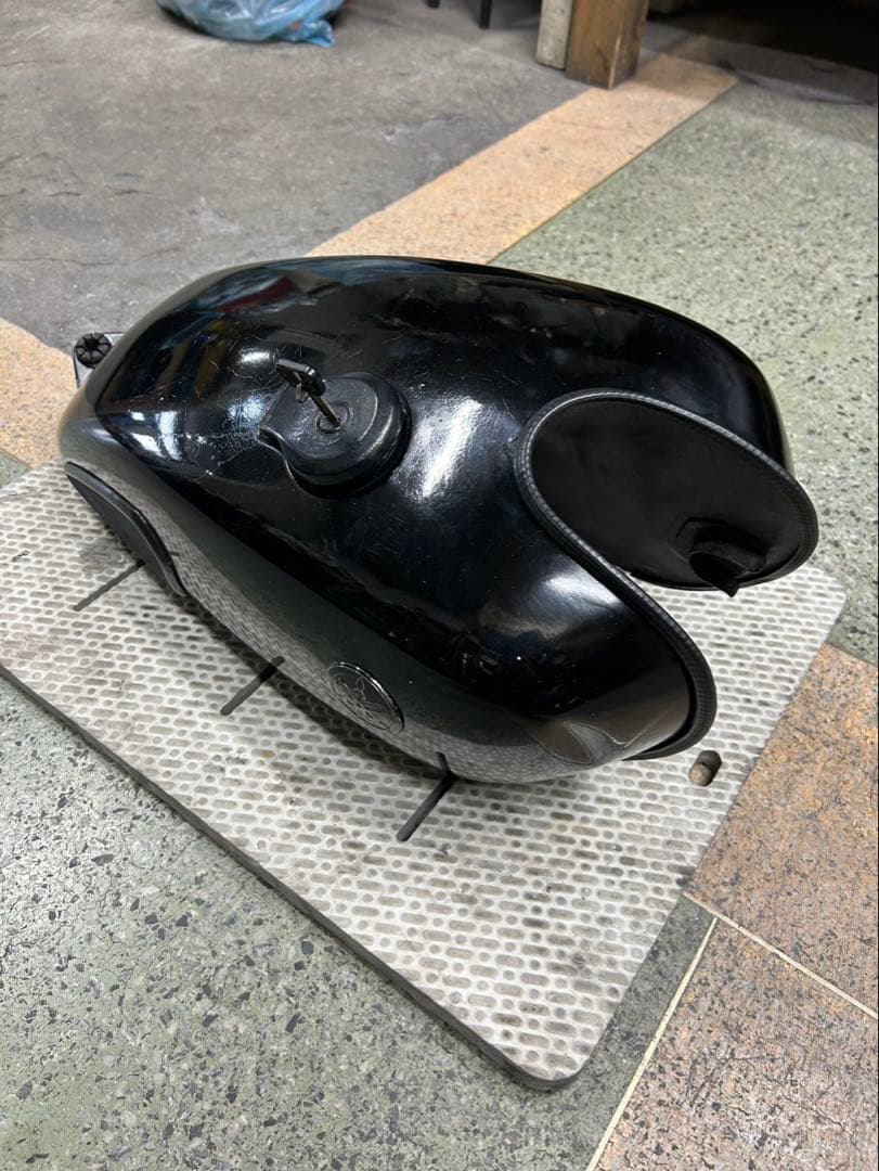 ヤマハ　SR400 1JR 純正タンク　凹み箇所あり