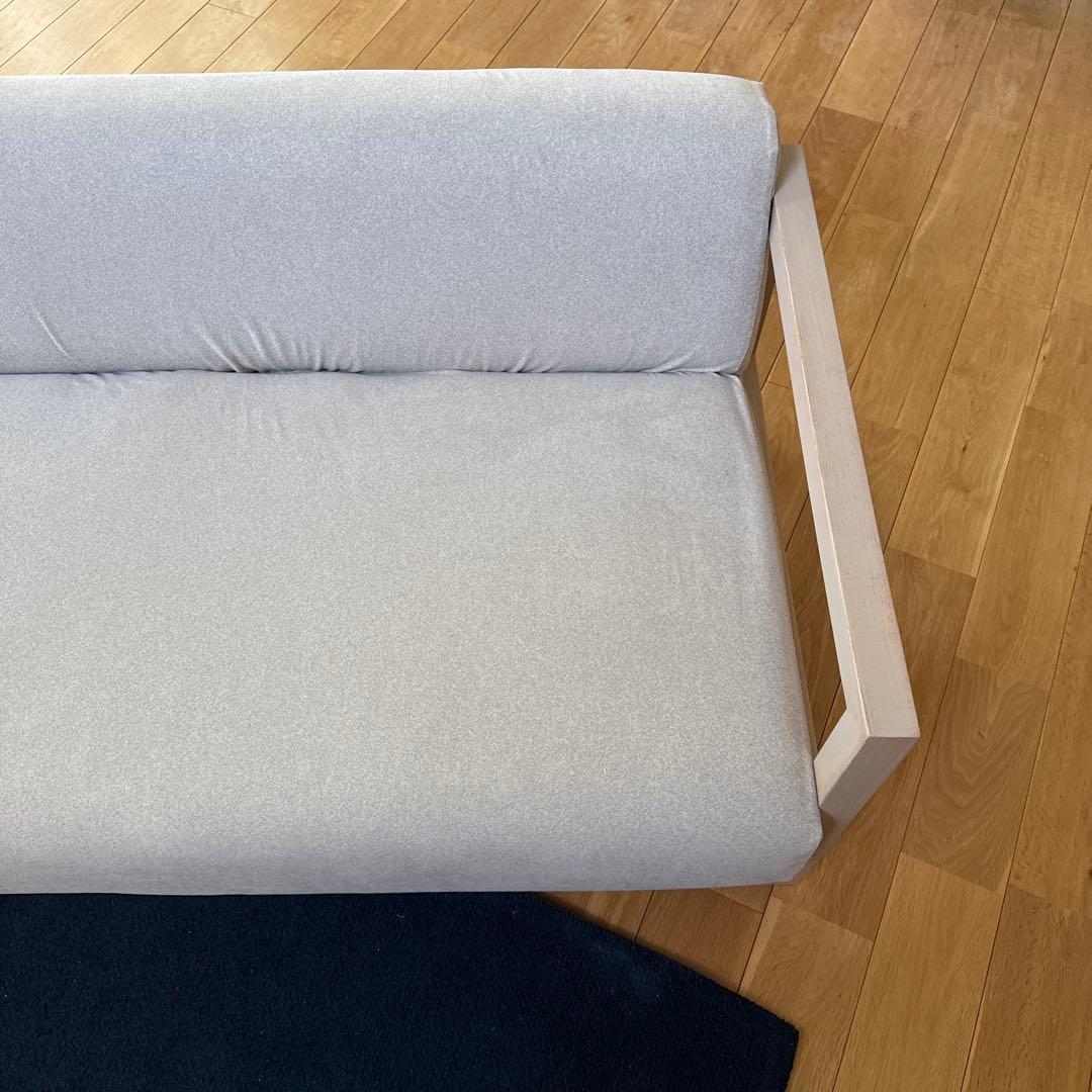 NOYES グレーソファ 木製フレーム モダンスタイル