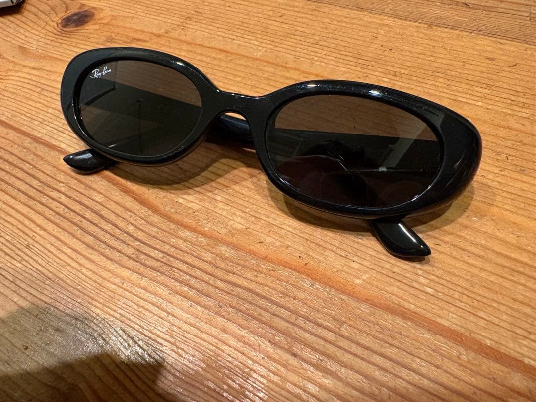 Ray-Ban ブラック オーバルサングラス ORB4441D