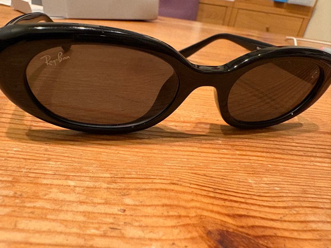 Ray-Ban ブラック オーバルサングラス ORB4441D