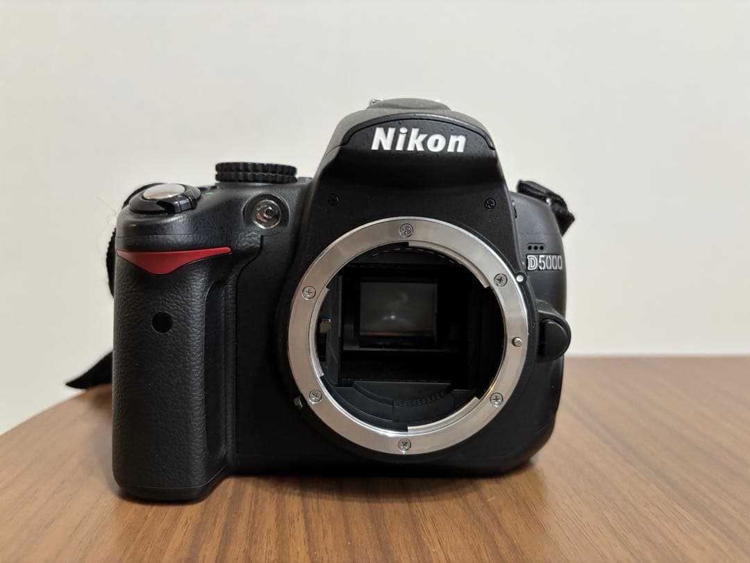 Nikon D5000 デジタル一眼レフカメラ　ズームレンズキット　18-55