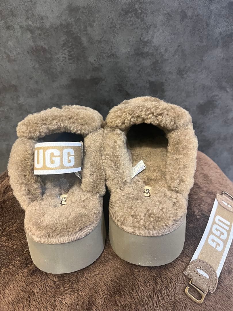 UGG 厚底サボサンダル ベージュ