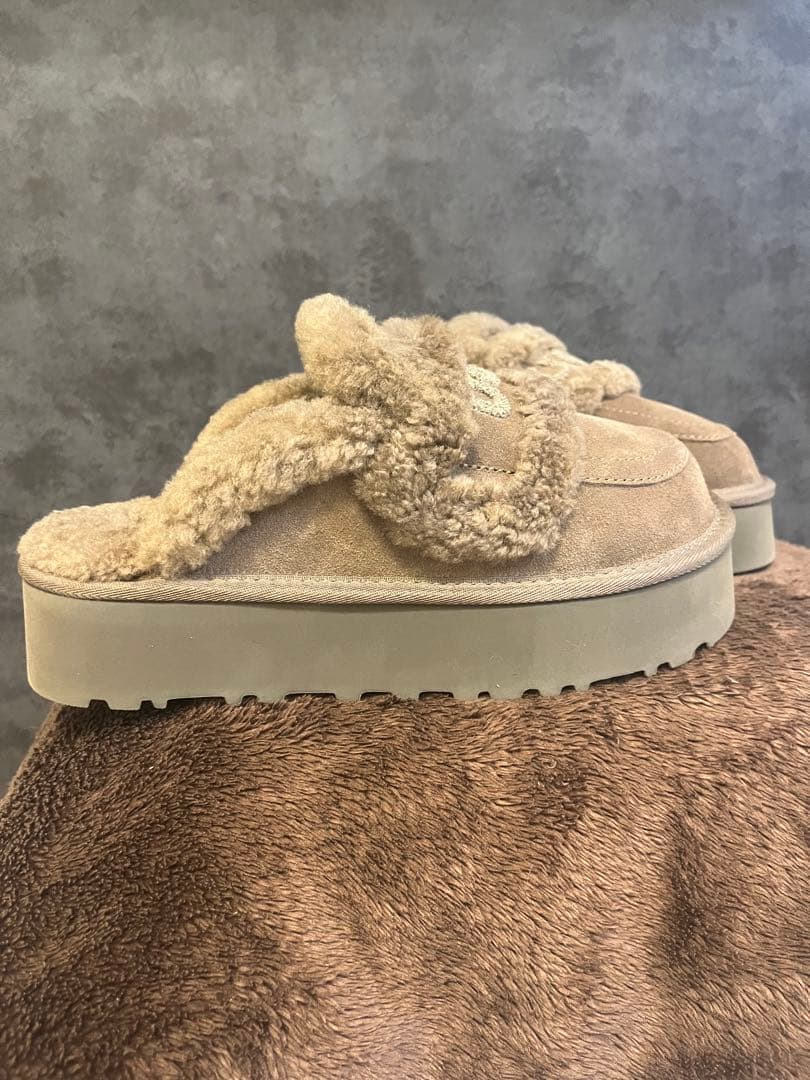 UGG 厚底サボサンダル ベージュ