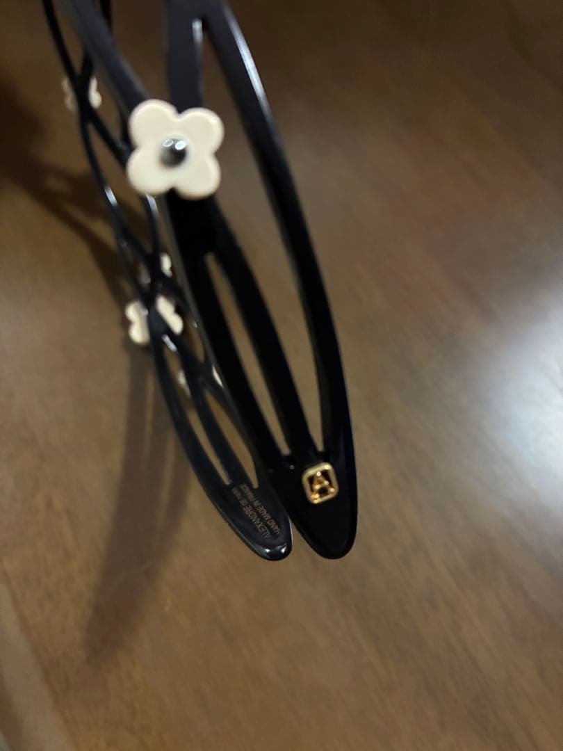アレクサンドルドゥパリ　モノトーンフラワーモチーフ カチューシャ　新品
