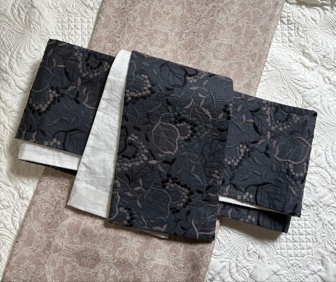 半幅帯 百華 MOMOKA 刺繍 ボタニカル 草花 グレー×白