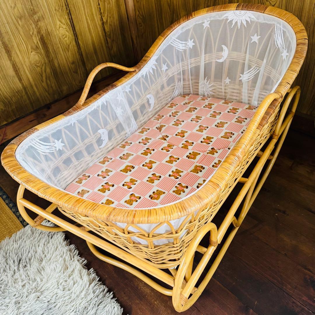 ラタン　籐　レース　ベビーベッド　ベビー家具　キャスター付き　　防水マット付き