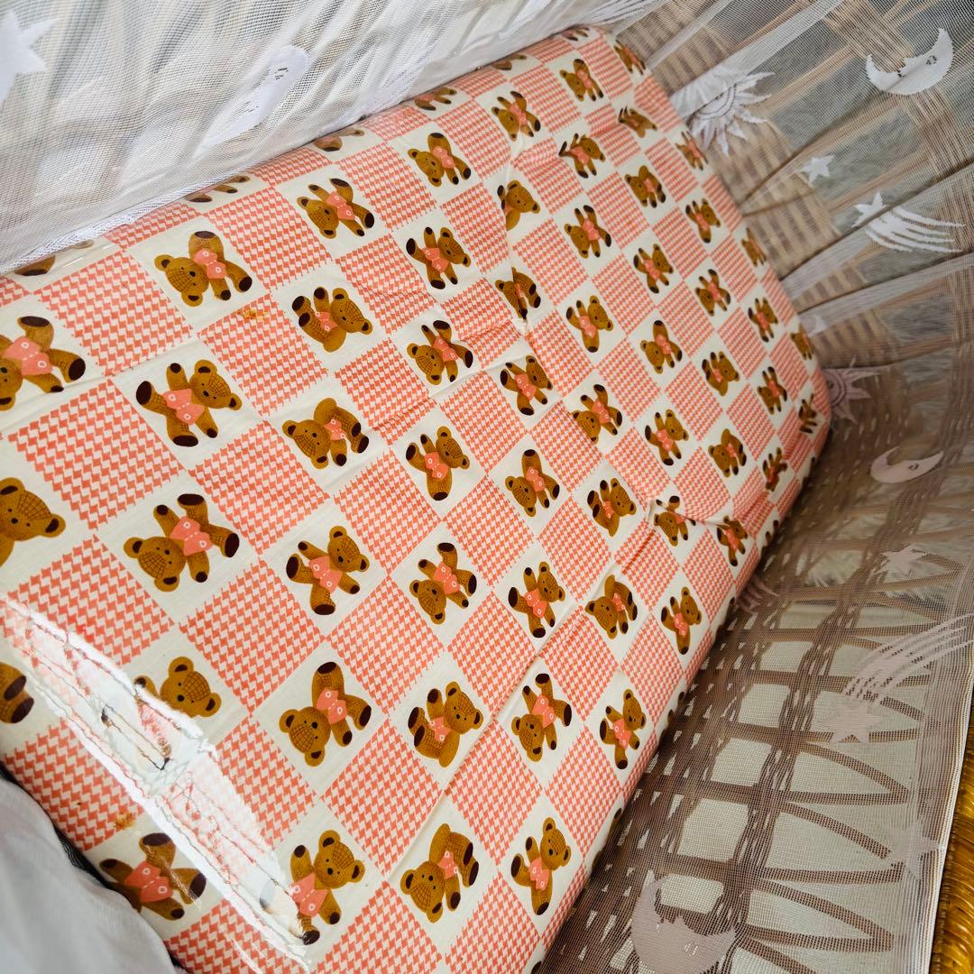 ラタン　籐　レース　ベビーベッド　ベビー家具　キャスター付き　　防水マット付き