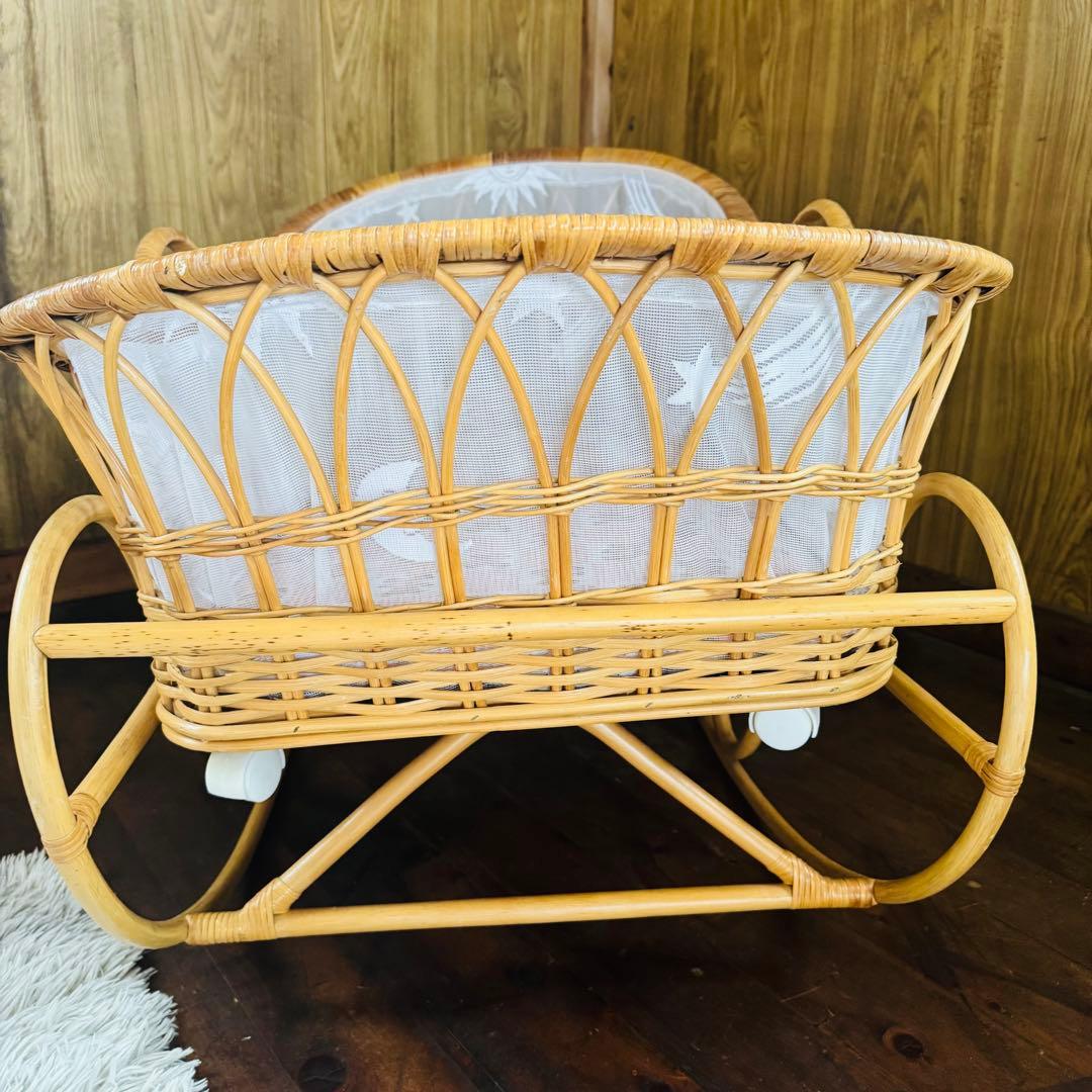 ラタン　籐　レース　ベビーベッド　ベビー家具　キャスター付き　　防水マット付き