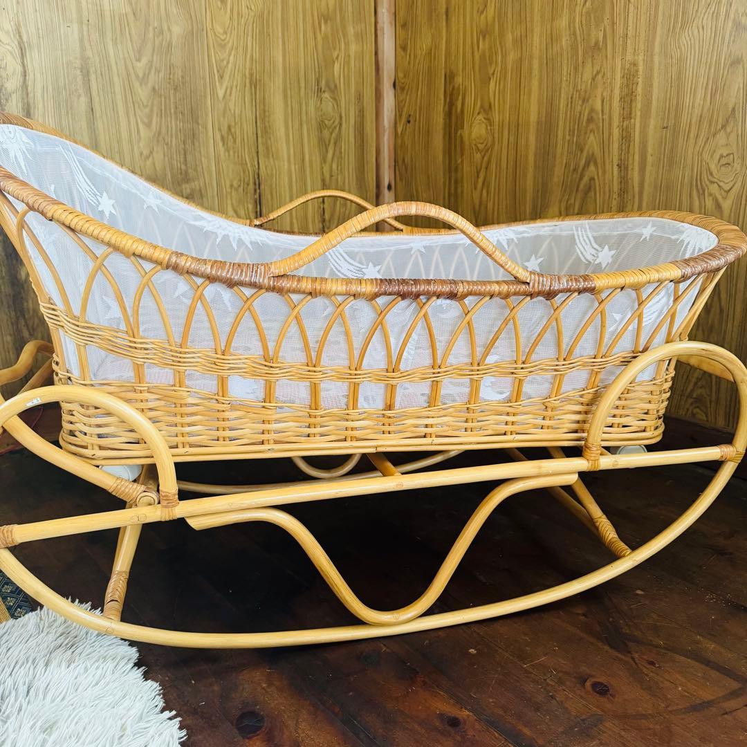 ラタン　籐　レース　ベビーベッド　ベビー家具　キャスター付き　　防水マット付き