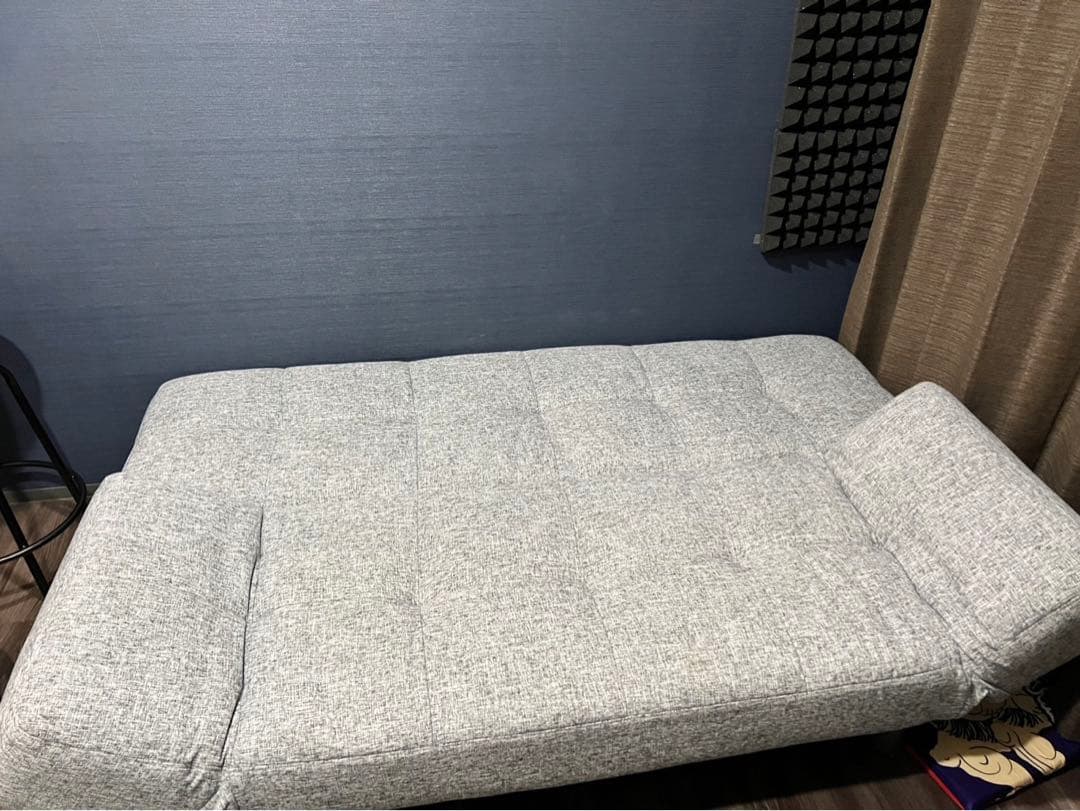 グレーのファブリックソファベッド