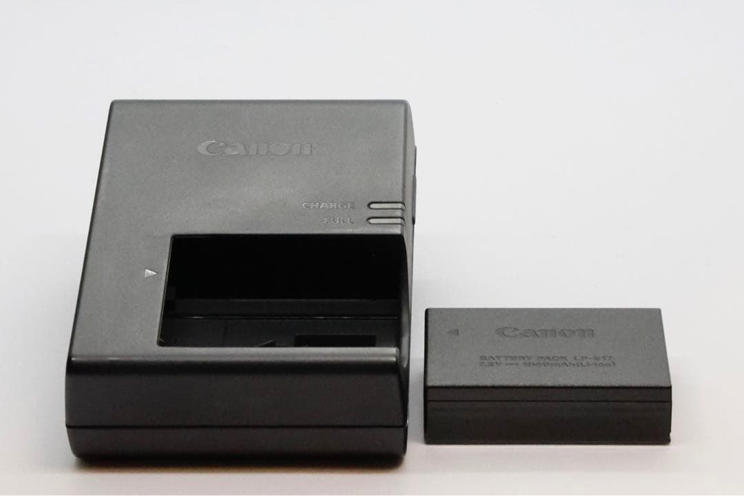Canon kiss X8i ダブルズームキット　一眼