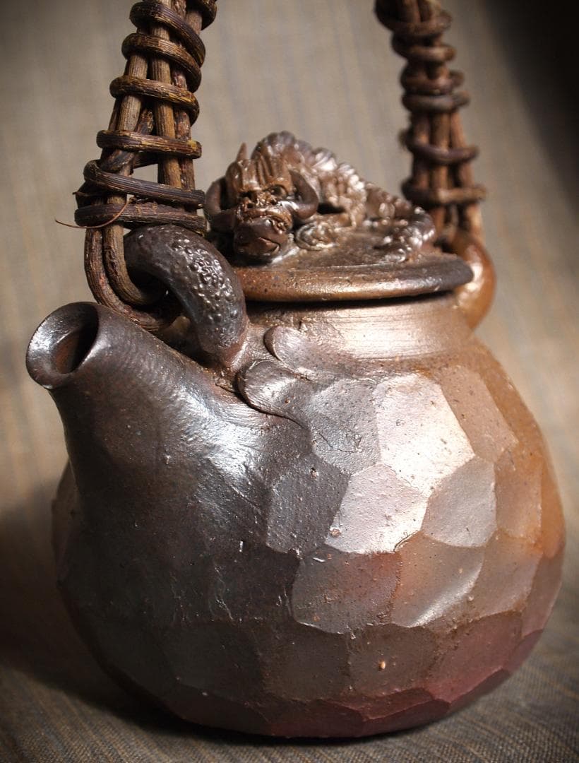 新品★竹内靖之【師：山本陶秀】★☆備前龍摘み籐手付き面取り土瓶