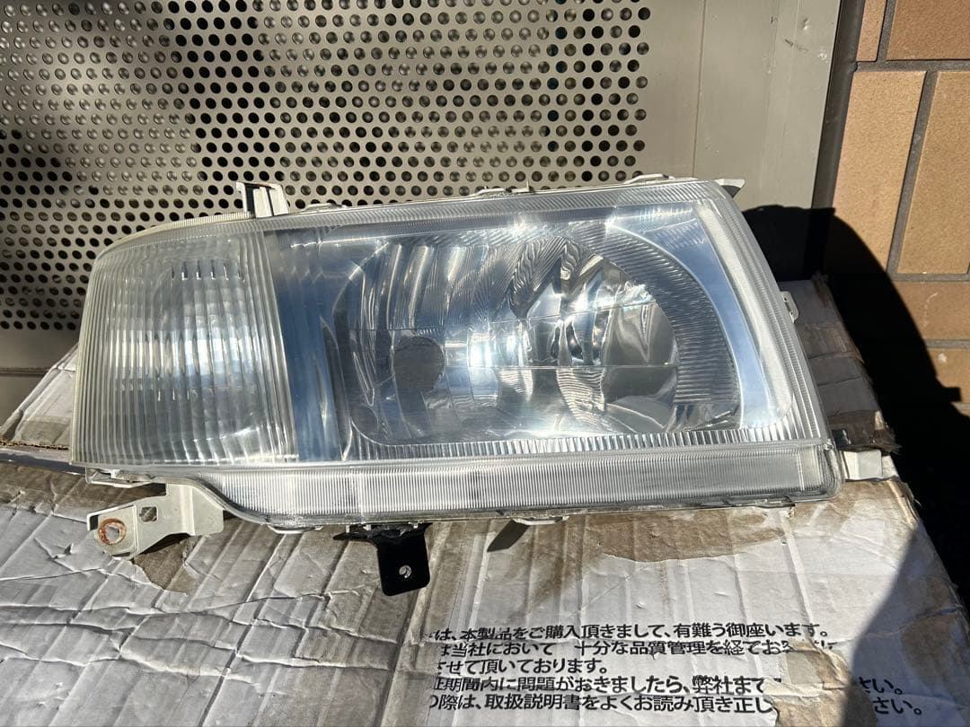トヨタTOYOTAプロボックス　ヘッドライト