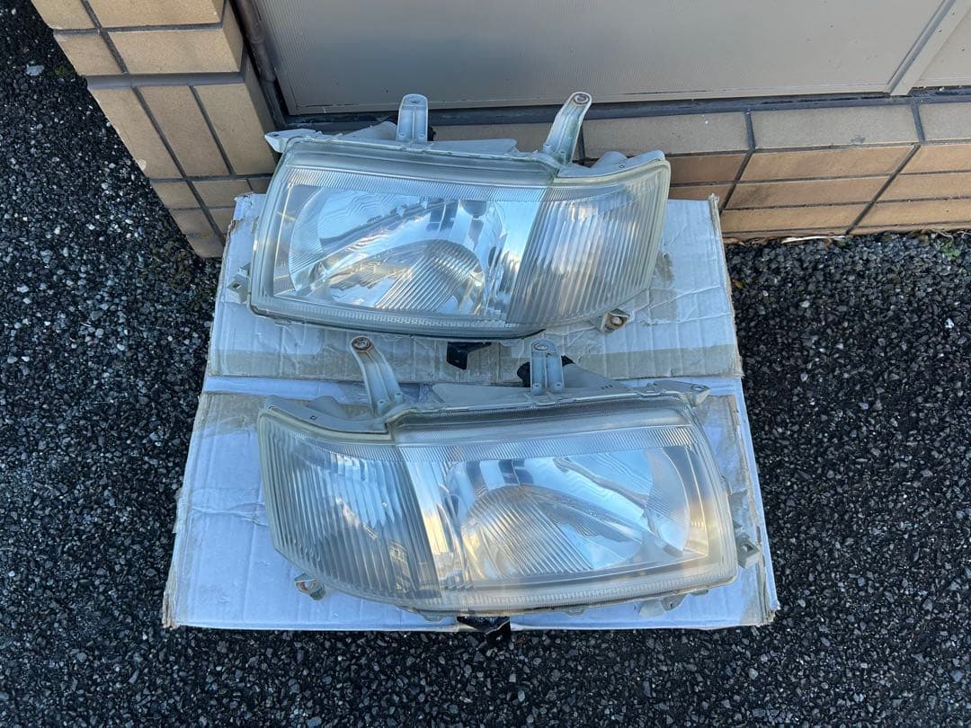 トヨタTOYOTAプロボックス　ヘッドライト