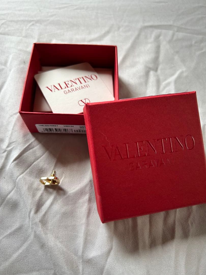 ウ*ー様 VALENTINO ゴールド ピアス (LE SSERAFIMチェウォ