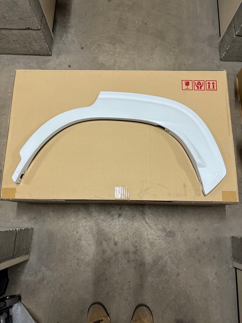 カローラクロス前期　モデリスタカラードフェンダ 左右フェンダー、右リヤドアのみ