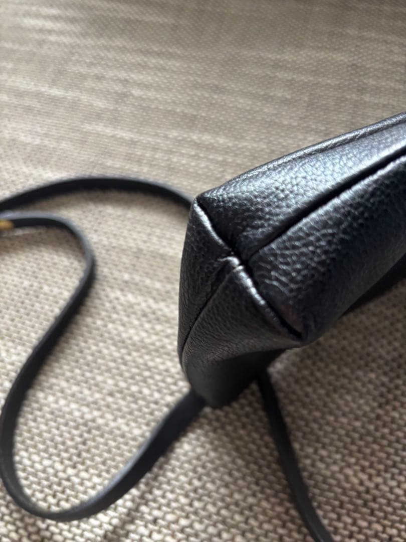 イルビゾンテ　レザー ボディバッグ