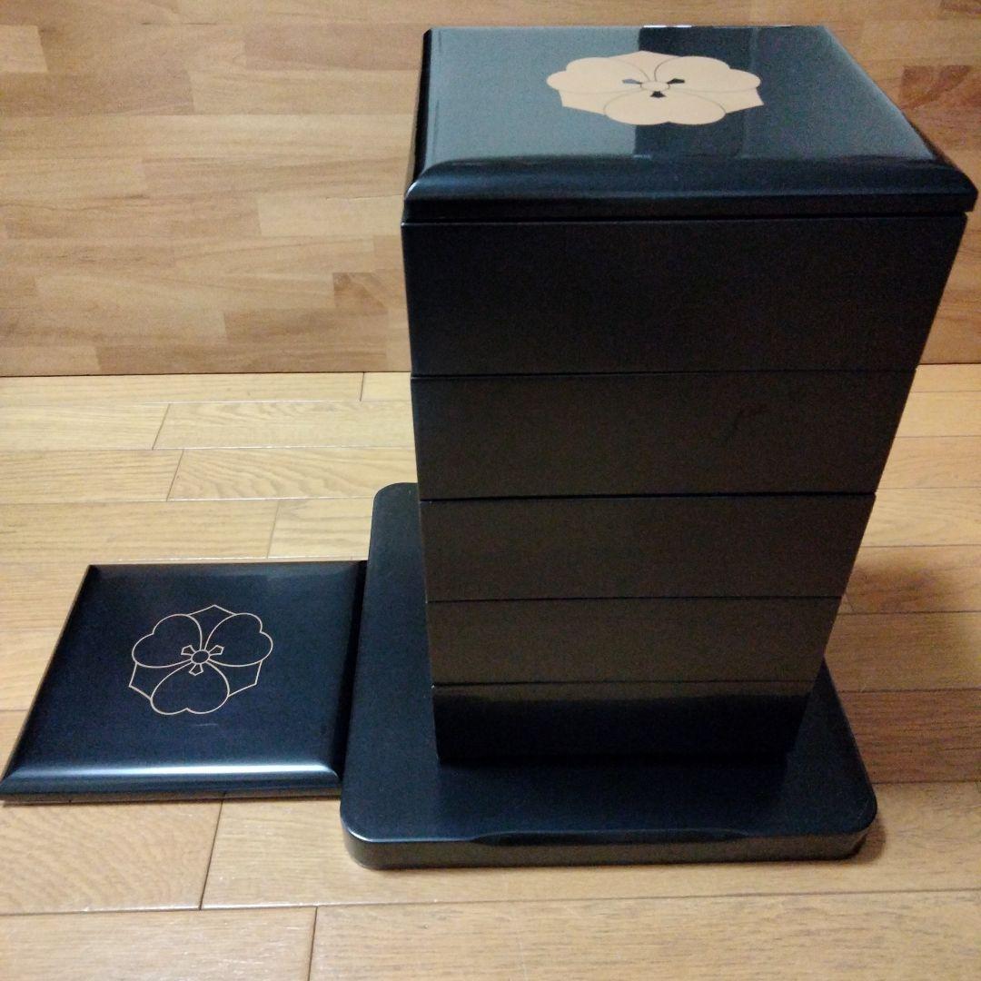 【家紋入り(剣片喰けんかたばみ）】漆塗り五段重箱　共箱