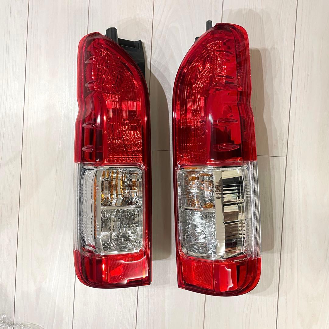 ハイエース　トヨタ純正　テールランプ　7型外し