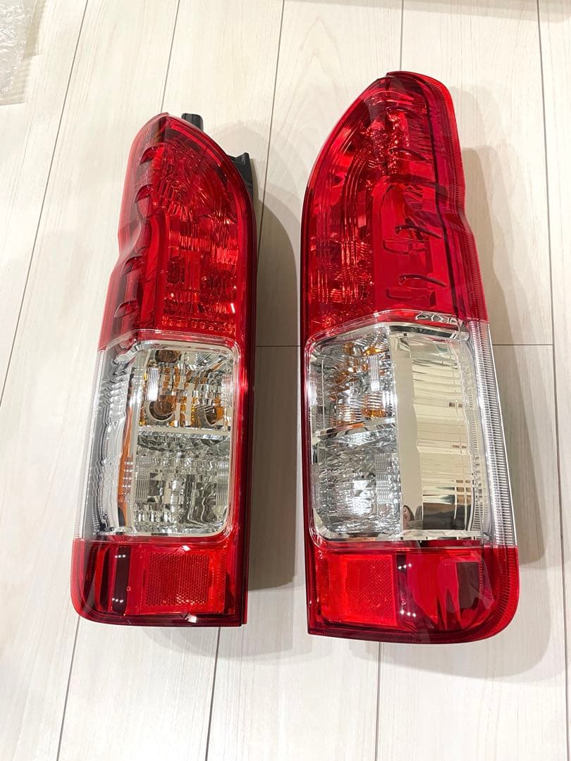 ハイエース　トヨタ純正　テールランプ　7型外し