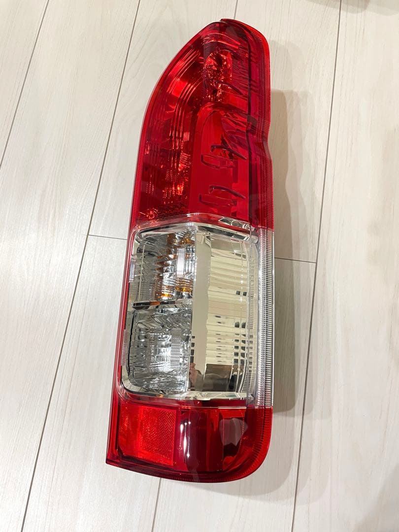 ハイエース　トヨタ純正　テールランプ　7型外し
