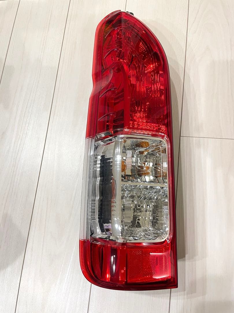 ハイエース　トヨタ純正　テールランプ　7型外し