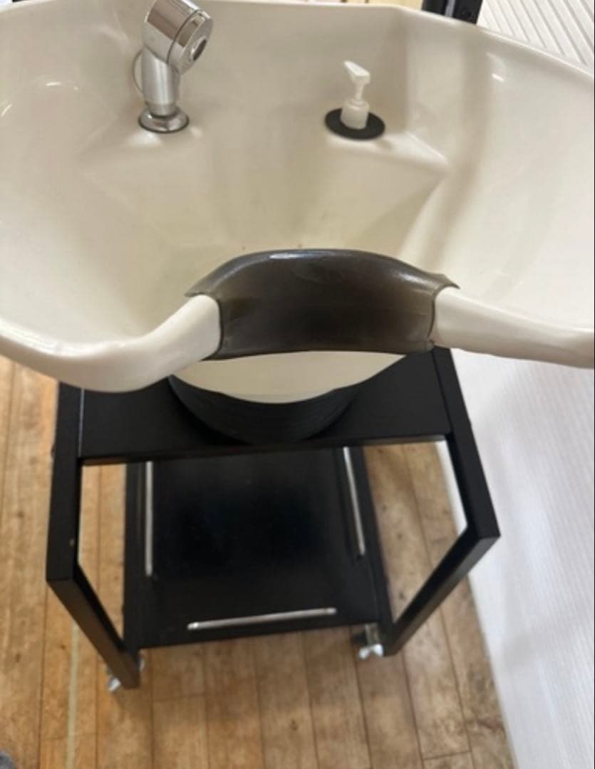 移動可能なホワイトシャンプー台