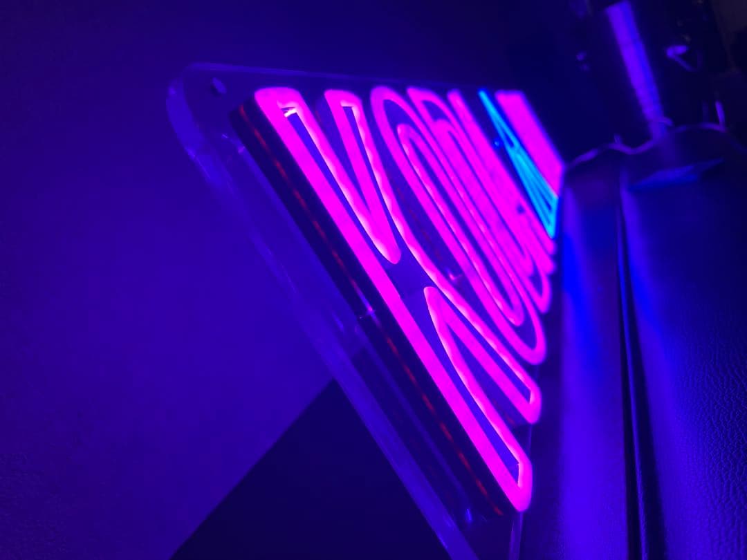 KODA KUMI ネオンライト 紫色ピンク色系