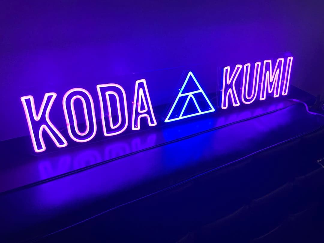 KODA KUMI ネオンライト 紫色ピンク色系