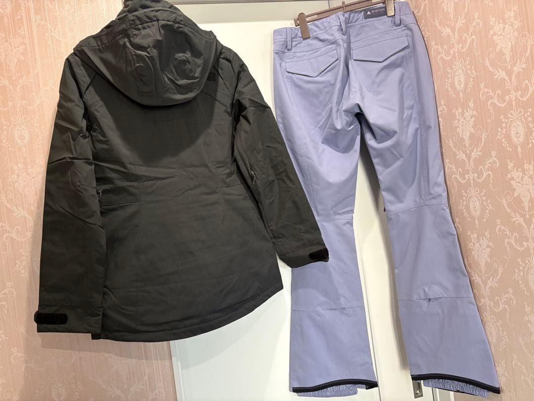 新品　バートン　ウーマンズスノーボードウエアジャケットとボトムの上下セット