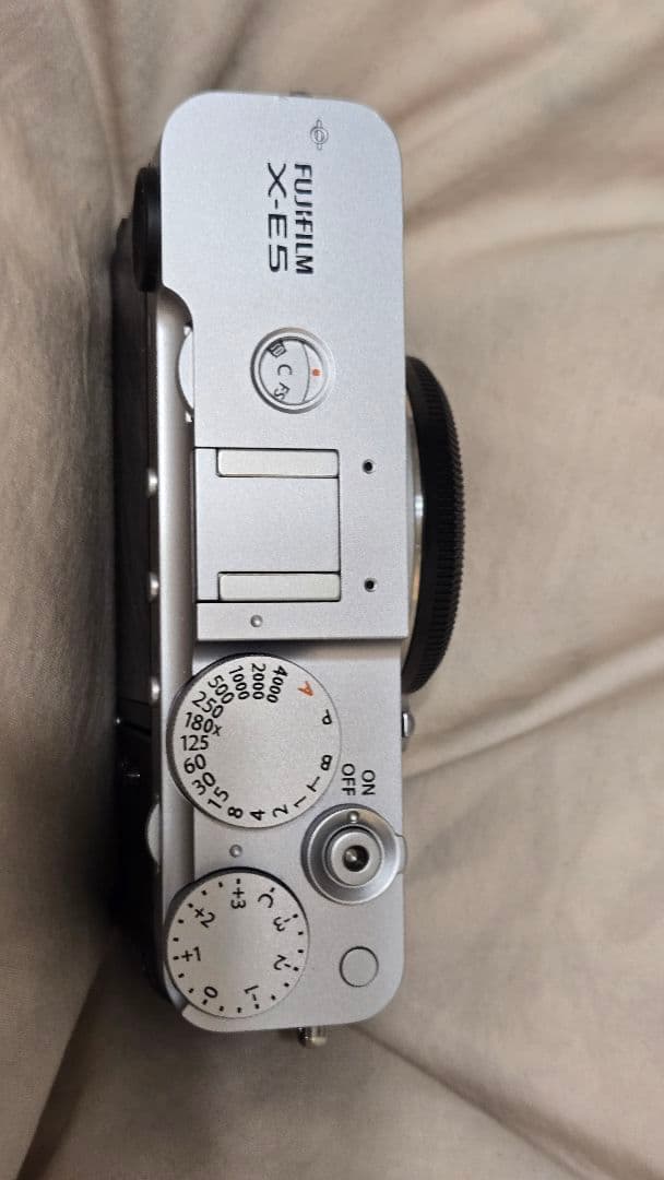 Fujifilm X-E5 ミラーレスカメラ 本体　(シルバー)