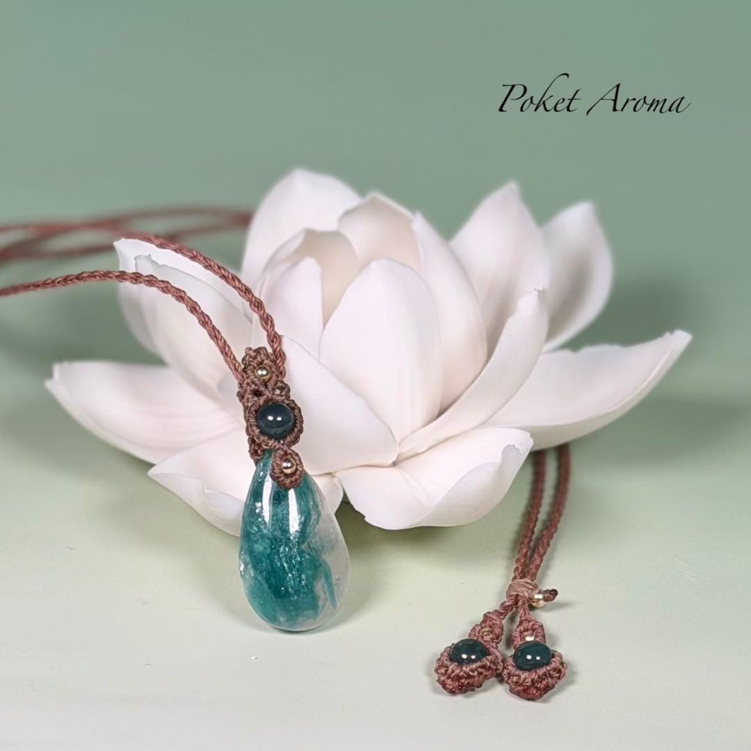 『翠流泉』フックサイトシリカとブルー翡翠のマクラメペンダントネックレス