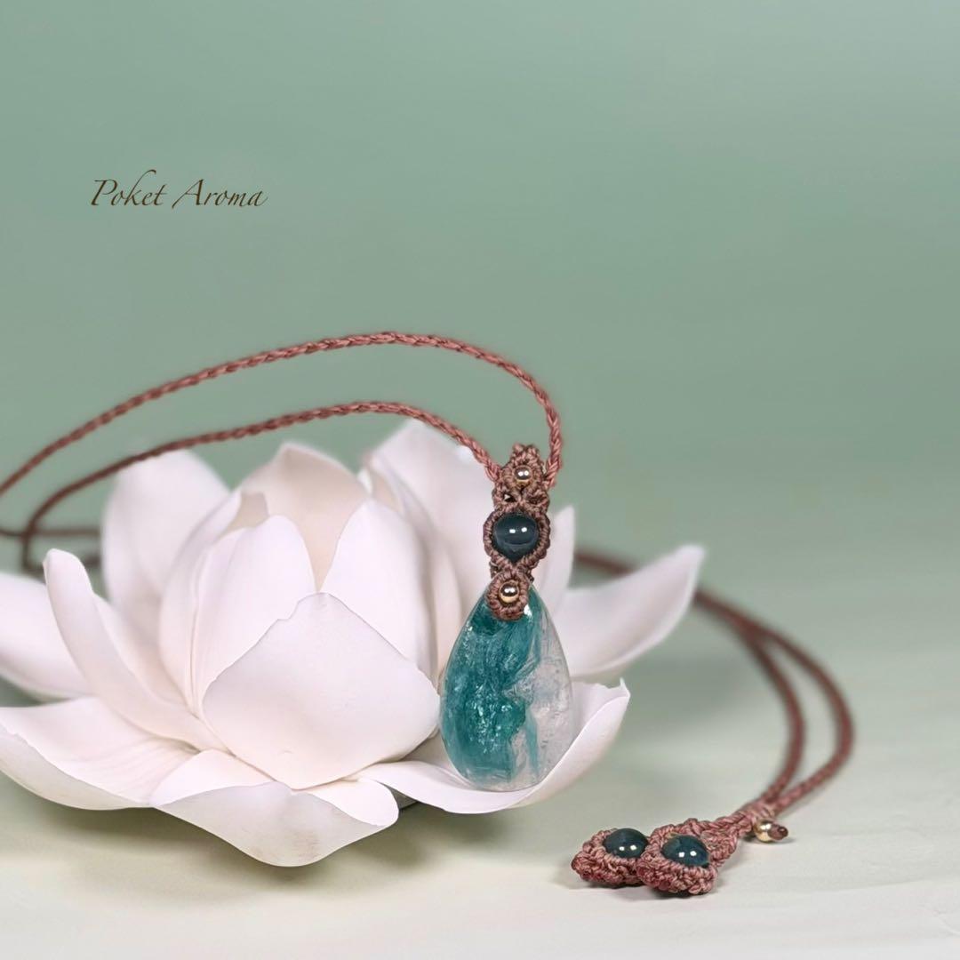 『翠流泉』フックサイトシリカとブルー翡翠のマクラメペンダントネックレス