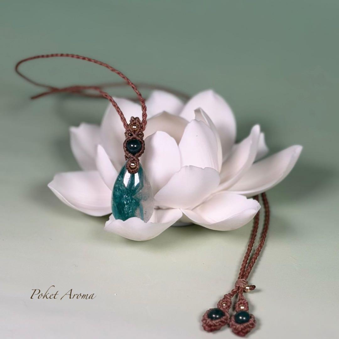 『翠流泉』フックサイトシリカとブルー翡翠のマクラメペンダントネックレス