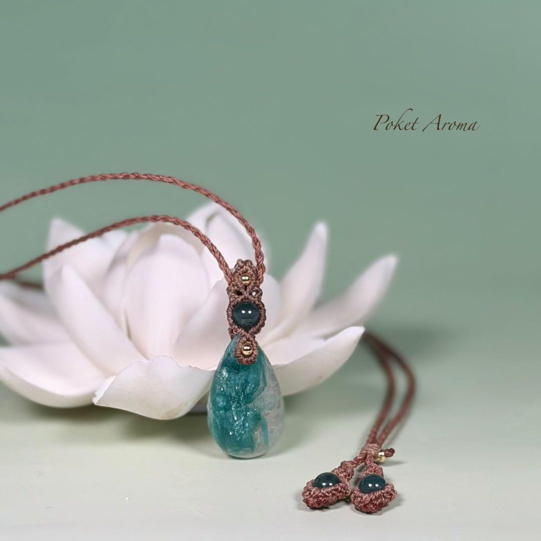 『翠流泉』フックサイトシリカとブルー翡翠のマクラメペンダントネックレス