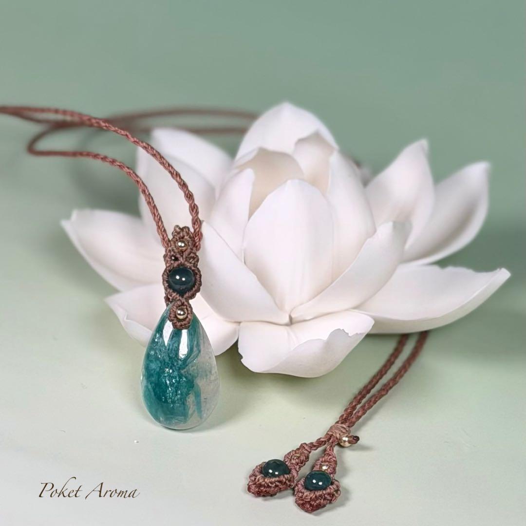 『翠流泉』フックサイトシリカとブルー翡翠のマクラメペンダントネックレス