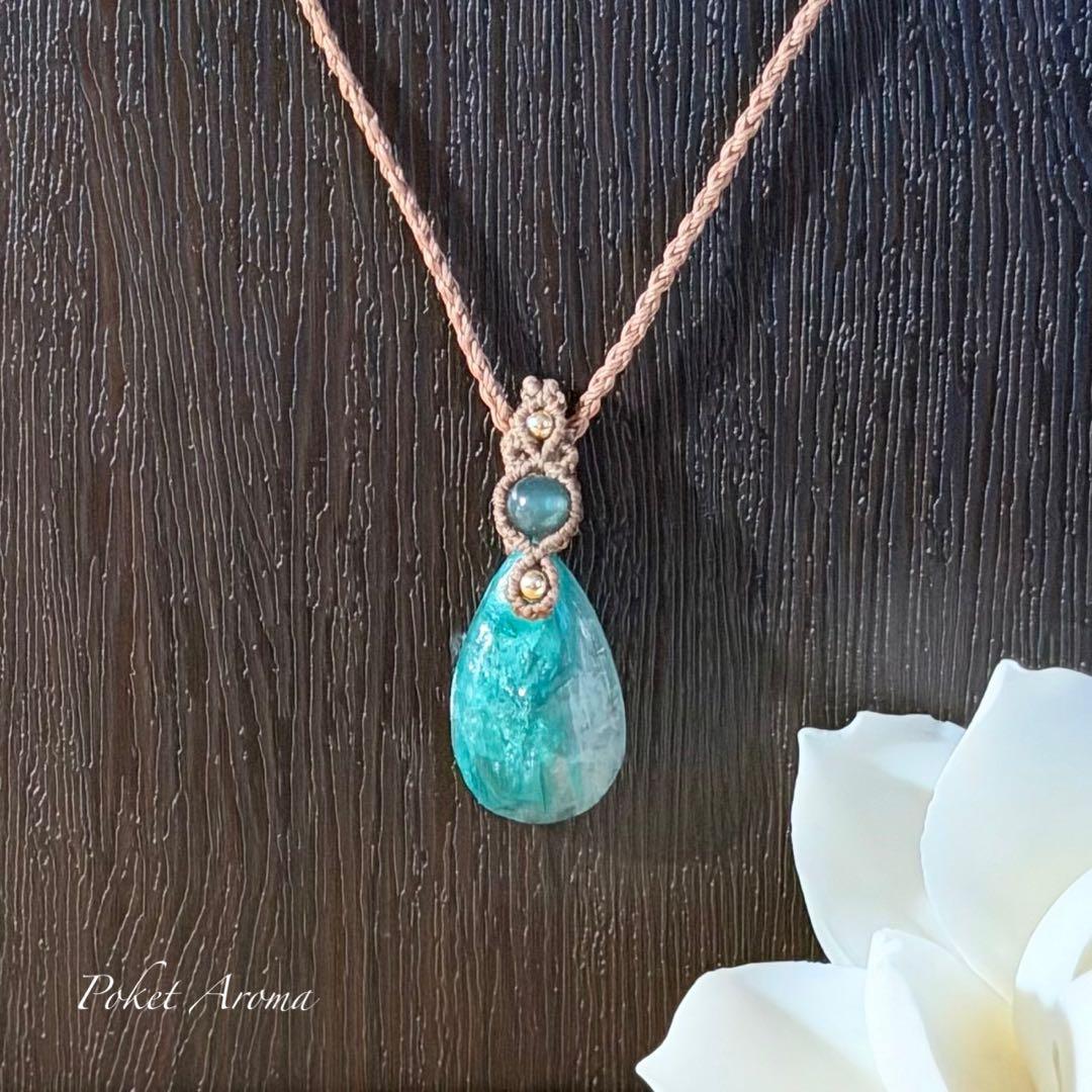 『翠流泉』フックサイトシリカとブルー翡翠のマクラメペンダントネックレス