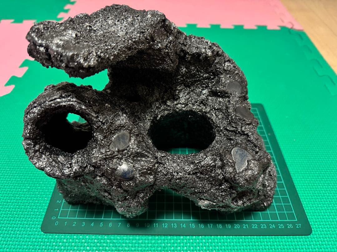 新春セール！！手作り爬虫類シェルター（ゴツゴツ岩感・陶器埋め込み）