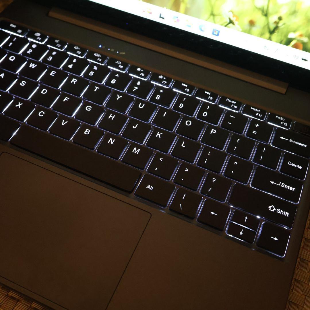 ほぼ新品Win11公式対応/メ8G/SSD/高画質液晶/無線/カメラ/TypeC